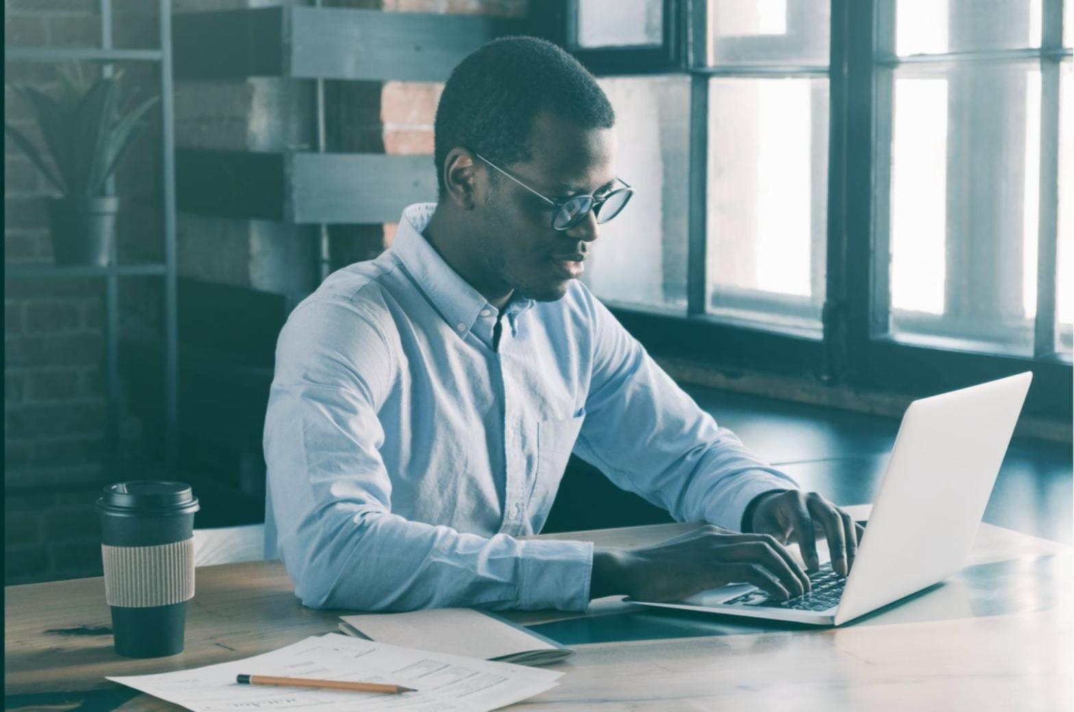 Ζωντανή διαδικτυακή τάξη με καθηγητή