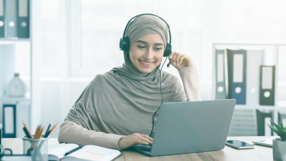 Επιχειρηματίας σχεδιάζει οικονομική στρατηγική