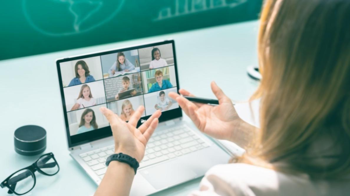 Επαγγελματίας εργάζεται σε οικονομικό σχεδιασμό